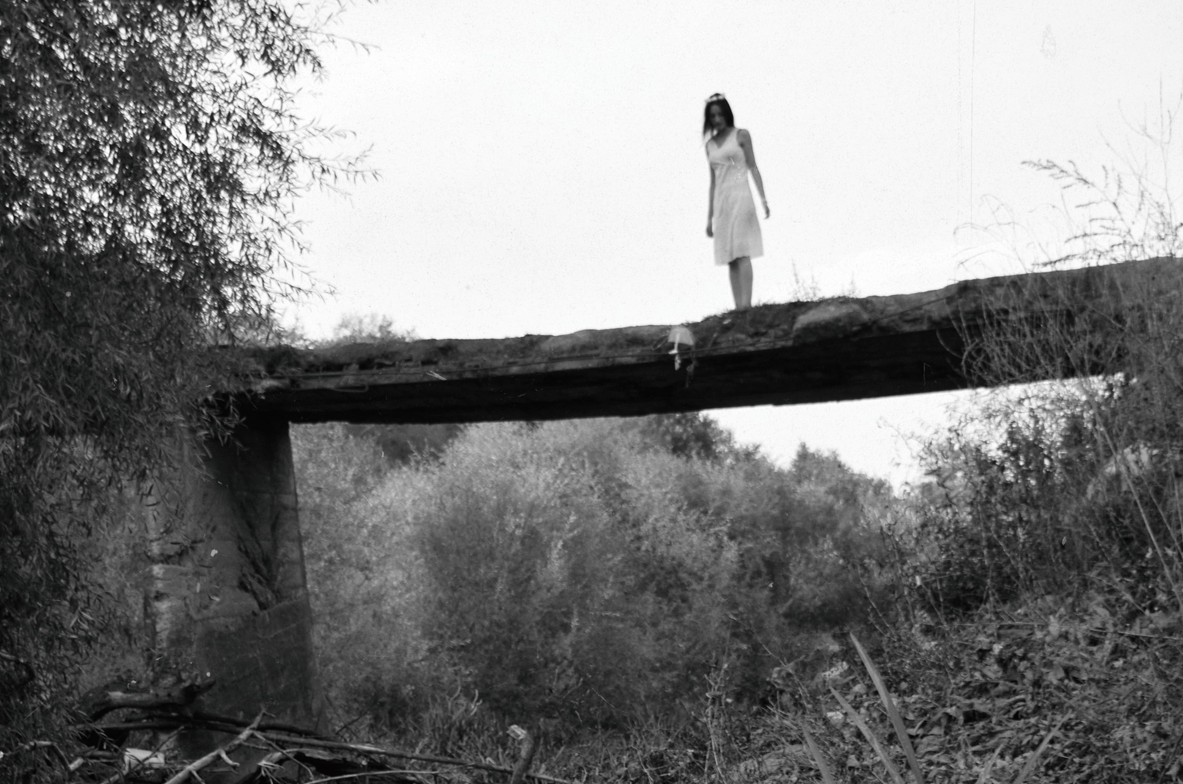 Mariposa Fa — autoportrait photographique sur un pont