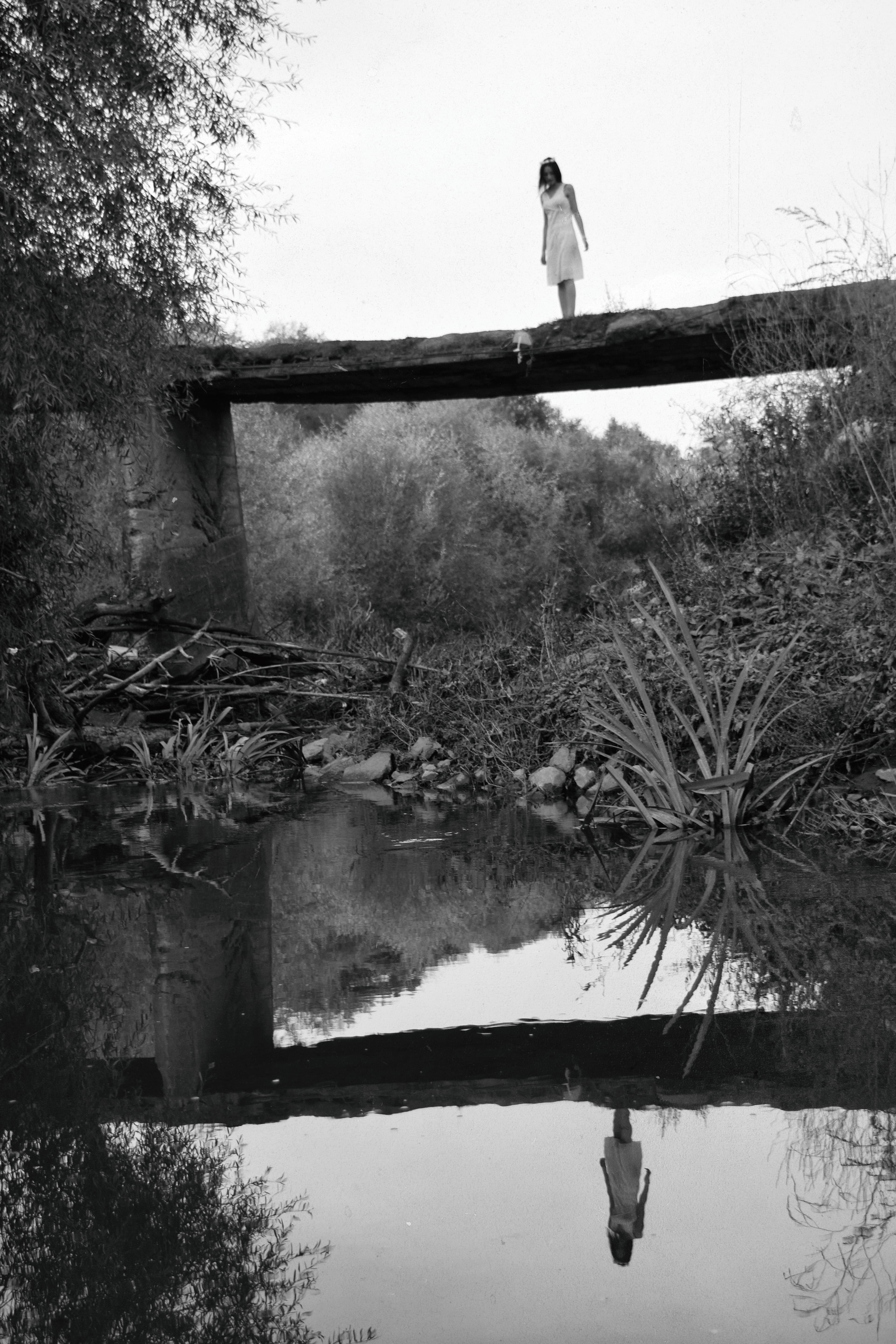 Mariposa Fa — autoportrait photographique sur un pont